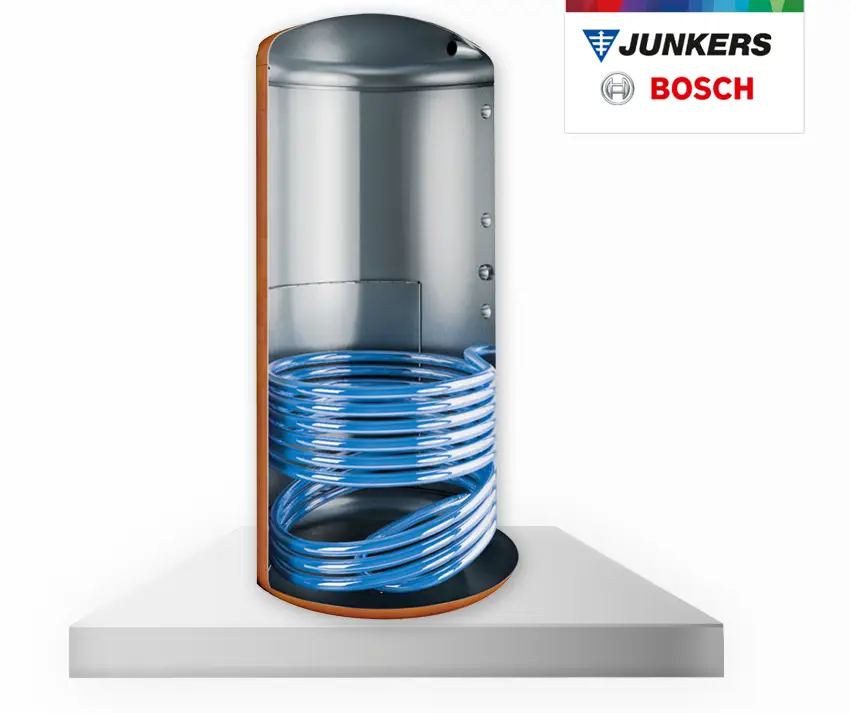 Vertikaler Pufferspeicher mit Solarwärmetauscher und blauen Rohrleitungen, markiert mit dem Bosch-Logo, auf einer neutralen Fläche abgebildet.